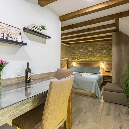 아파트 Reval Luxury Stone House Apartments****