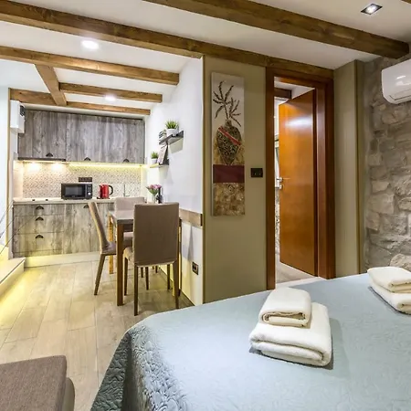 Reval Luxury Stone House Apartments**** * 스플리트