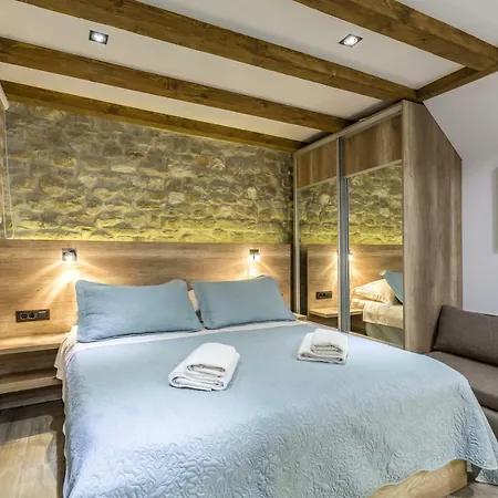 Reval Luxury Stone House Apartments**** Lägenhet Split